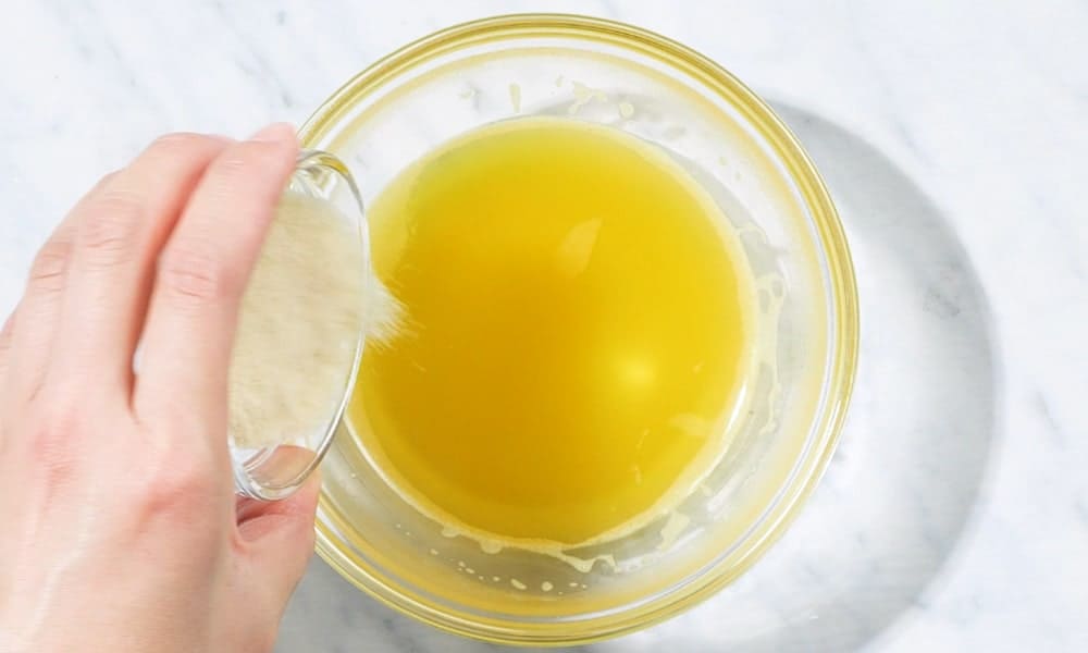粉ゼラチンを加えて混ぜ、しっかり溶かす。