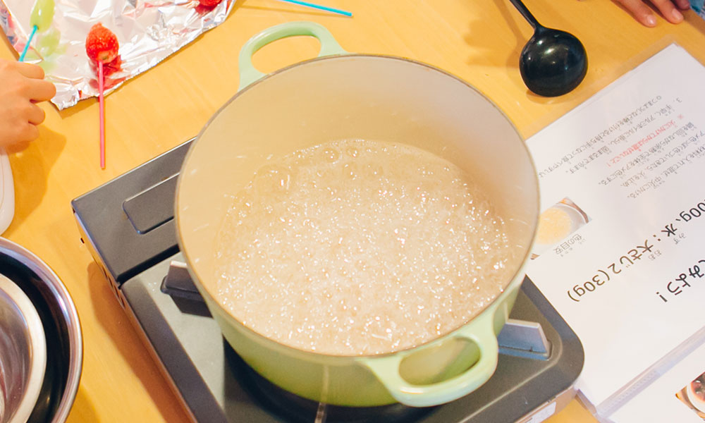 べっこうアメを作っている様子